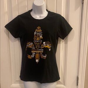 🔥5/$20🔥 Black Short Sleeve Tee with Ornate Fleur-de-Lis Design